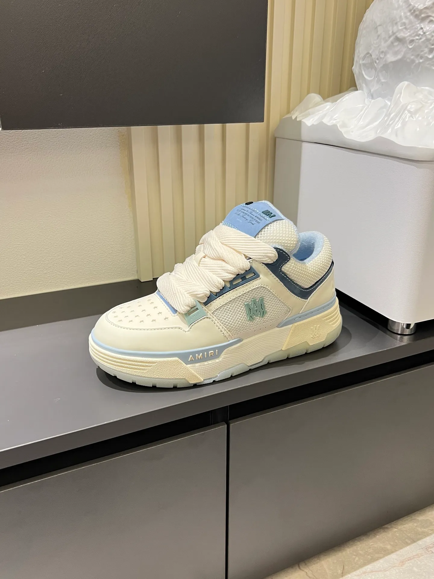 Men's shoes 💰p680 [AMIRI] 2025 spring and summer series new sneakers, new 🆕 bread shoes, bread shoes have a very special big tongue design, thickened outsole, rounded toe, oversized rubber sole and perforated star details, whoever wears them will look better! The appearance is responsible, the feet are retro and handsome! Size: 38-45